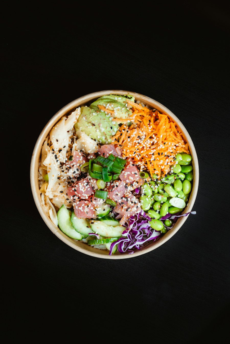 Salade de saison dans une assiette en céramique blanche, style magazine culinaire
