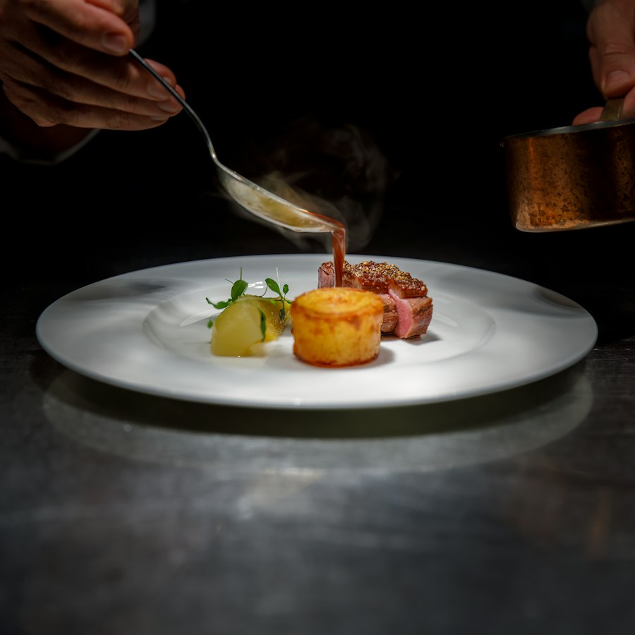 Plat raffiné photographié pour la couverture du magazine culinaire Recettes en vue